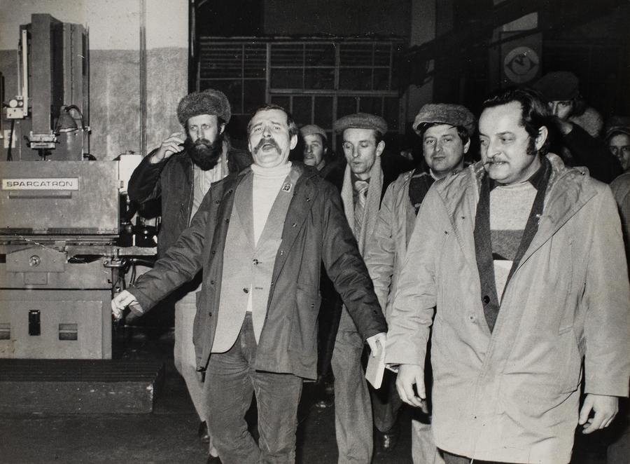 Zdjęcie 016. Lech Wałęsa i Antoni Kopaczewski w WSK „PZL Rzeszów” 27 stycznia 1981 r., w dniu wizyty Wałęsy na strajku chłopskim w budynku d. WRZZ na Placu Zwycięstwa w Rzeszowie. Pierwszy z lewej, prawdopodobnie Franciszek Łysyganicz.