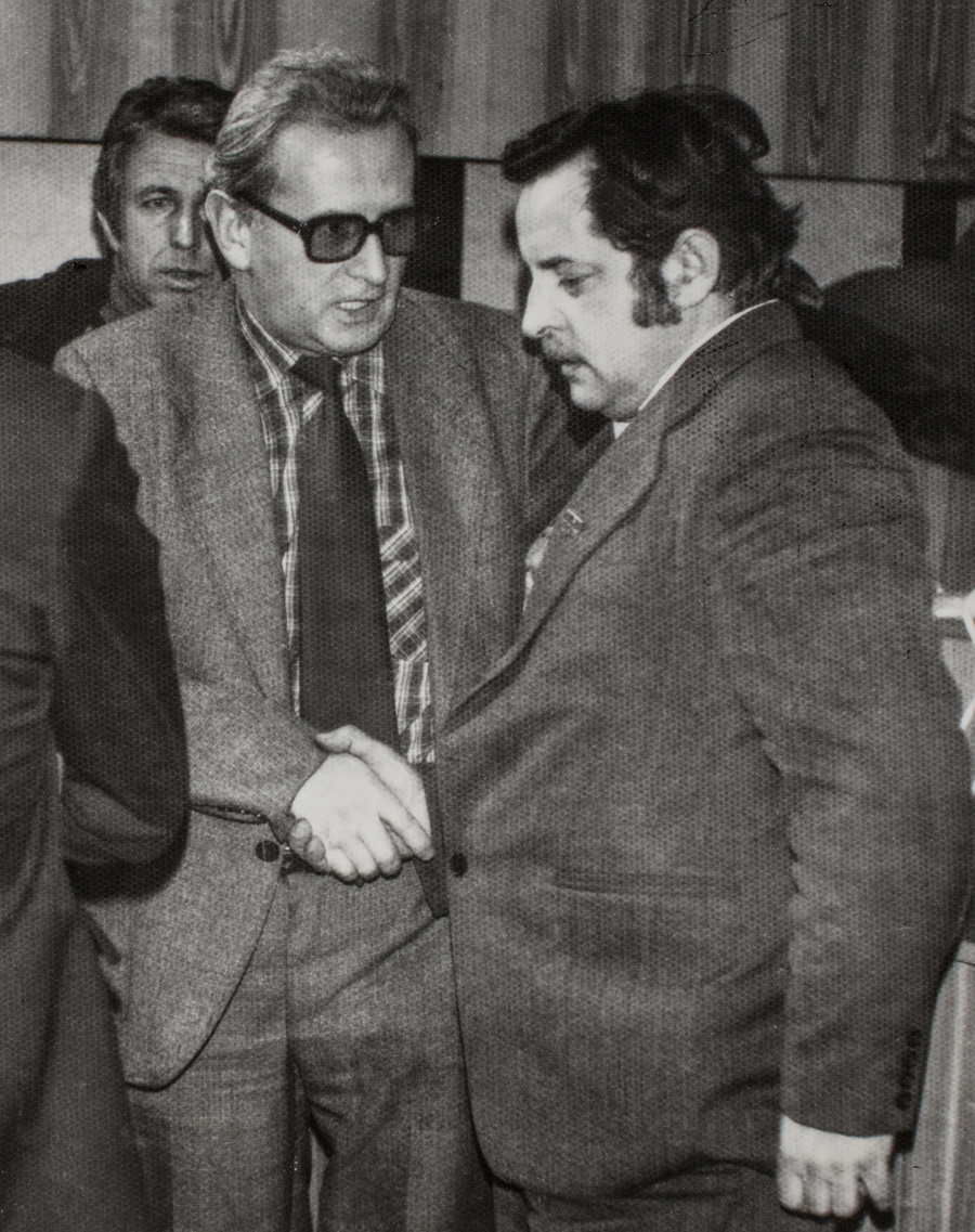 Zdjęcie 017. Antoni Kopaczewski z Julianem Woźniakiem, szefem redakcji telewizyjnej działającej przy rozgłośni Polskiego Radia w Rzeszowie, najpewniej na strajku chłopskim w budynku d. WRZZ, ok. stycznia 1981 r.