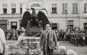 Zdjęcie 018. Antoni Kopaczewski przemawia przed pomnikiem T. Kościuszki do ludzi licznie zgromadzonych na uroczystości 3 Maja w 1981 r. na Rynku w Rzeszowie.