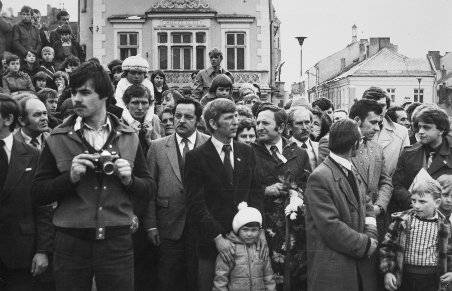 Zdjęcie 019. Uroczystości 3 Maja w 1981 r. na Rynku w Rzeszowie. Na pierwszym planie, pierwszy od lewej: Stanisław Łakomy, z aparatem fotograficznym Łukasz Waszkowski, NN z dzieckiem, Antoni Kopaczewski. Pierwszy z prawej: Jarosław A. Szczepański.
