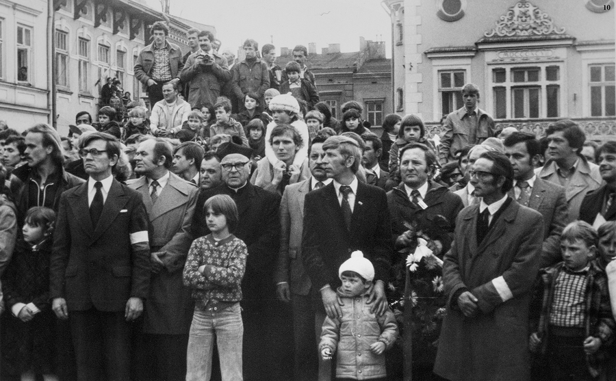 Zdjęcie 020. Uroczystości trzeciomajowe w 1981 r. na Rynku w Rzeszowie. Na pierwszym planie, trzeci od lewej: Stanisław Łakomy, Jan Ogrodnik, ks. infułat Jan Stączek (proboszcz parafii Farnej w Rzeszowie), NN z dzieckiem, Antoni Kopaczewski. Pierwszy z prawej: Jarosław A. Szczepański.