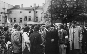 Zdjęcie 021. Uroczystości trzeciomajowe w 1981 r. na Rynku w Rzeszowie. Wśród osób znajdujących się na pierwszym planie jest ks. infułat Jan Stączek i Antoni Kopaczewski.