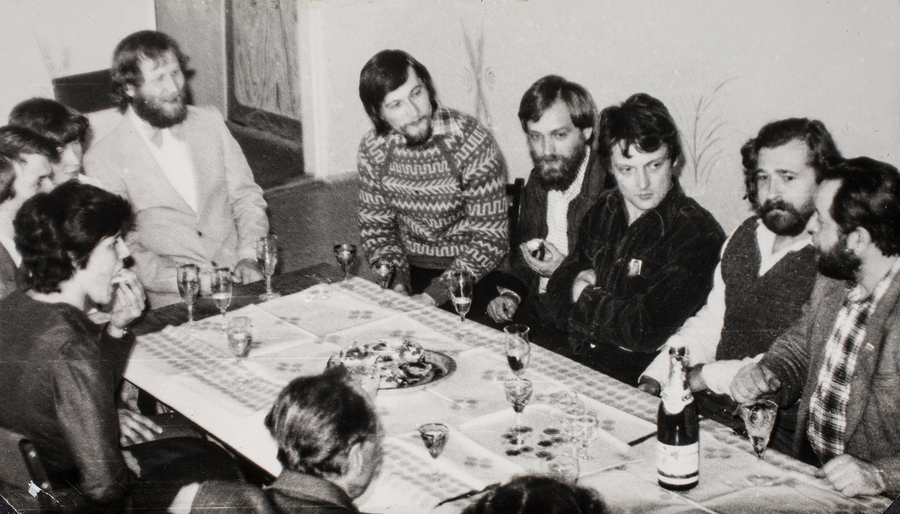 Zdjęcie 028. Ślub Kazimierza Kochanowicza z Alicją Szubart w więzieniu w Załężu, w kwietniu 1982 r. W jasnym garniturze Kazimierz Kochanowicz, obok jego żona Alicja i świadkowie. Na prawo od K. Kochanowicza: Jacek Rząsa, Adam Śnieżek, Tadeusz Kensy, Zbigniew Sowa i Antoni Kopaczewski – działacze NSZZ „S” internowani w tzw. Ośrodku Odosobnienia w Załężu.