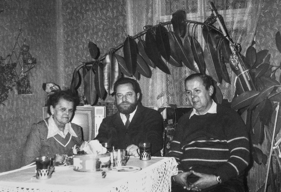 Zdjęcie 034. Antoni Kopaczewski z teściową Henryką Cibą-Elder i szwagrem Janem Cibą, (bratem Marii Kopaczewskiej). Zdjęcie zrobione w latach 80. XX w. w mieszkaniu Henryki Elder przy ul. Króla Kazimierza w Rzeszowie.