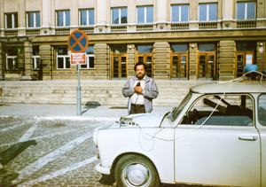 Zdjęcie 035. Antoni Kopaczewski przemawia przed budynkiem Urzędu Wojewódzkiego w Rzeszowie przed wyborami w 1989 r.