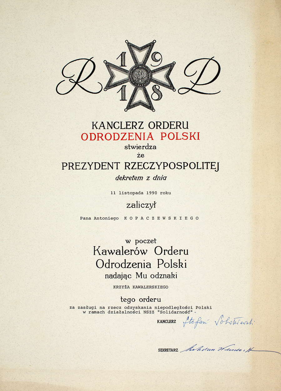 Zdjęcie 036. Dokument informujący, że Prezydent RP na uchodźstwie [Ryszard Kaczorowski] dekretem z 11 listopada 1990 r. nadał Antoniemu Kopaczewskiemu Krzyż Kawalerski Orderu Odrodzenia Polski.