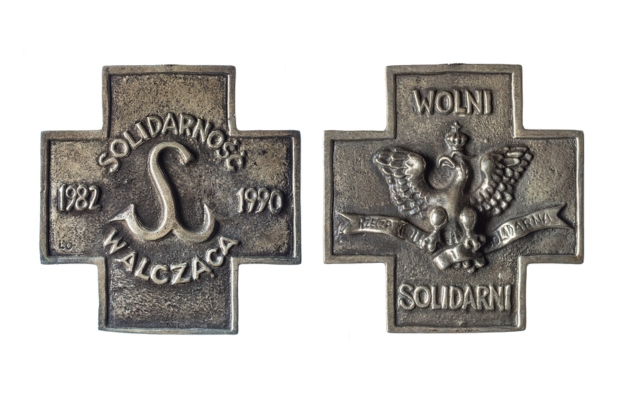 Zdjęcie 038. Awers i rewers Krzyża Solidarności Walczącej przyznanego A. Kopaczewskiemu.