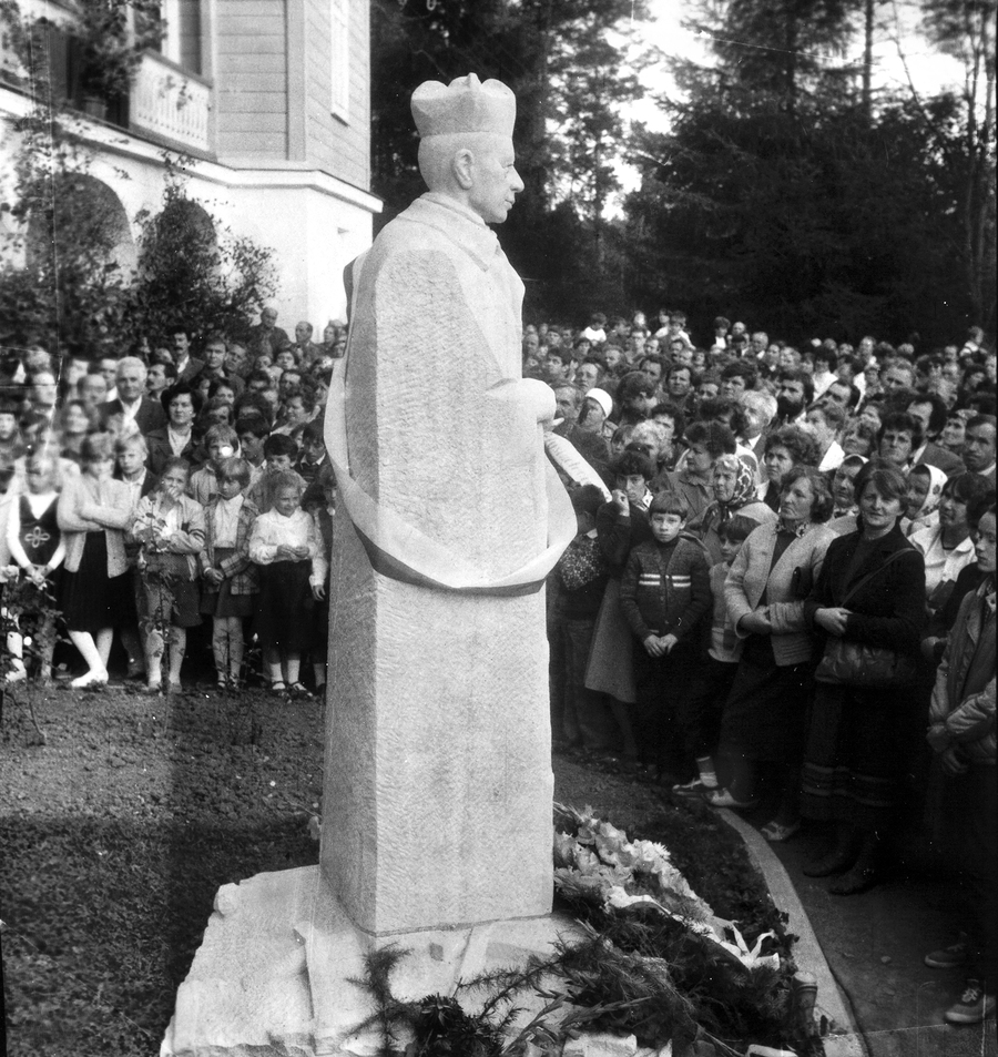 Zdjęcie 003. Zdjęcie z wielozdjęciowej planszy fotograficznej wykonane przez nieznanego fotografa 21 września 1986 r. podczas poświęcenia pomnika Kardynała Stefana Wyszyńskiego przy klasztorze Sióstr Nazaretanek w Komańczy. Na zdjęciu: Pomnik Kardynała Stefana Wyszyńskiego w Komańczy przed odsłonięciem i poświęceniem.
