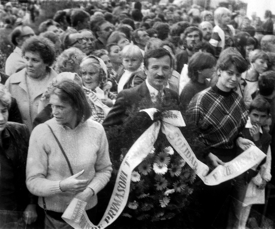 Zdjęcie 005. Zdjęcie z wielozdjęciowej planszy fotograficznej wykonane przez nieznanego fotografa 21 września 1986 r. podczas poświęcenia pomnika Kardynała Stefana Wyszyńskiego przy klasztorze Sióstr Nazaretanek w Komańczy. Wieniec z szarfą trzyma Zygmunt Majgier, działacz podziemnych struktur NSZZ „S” w Przemyślu.