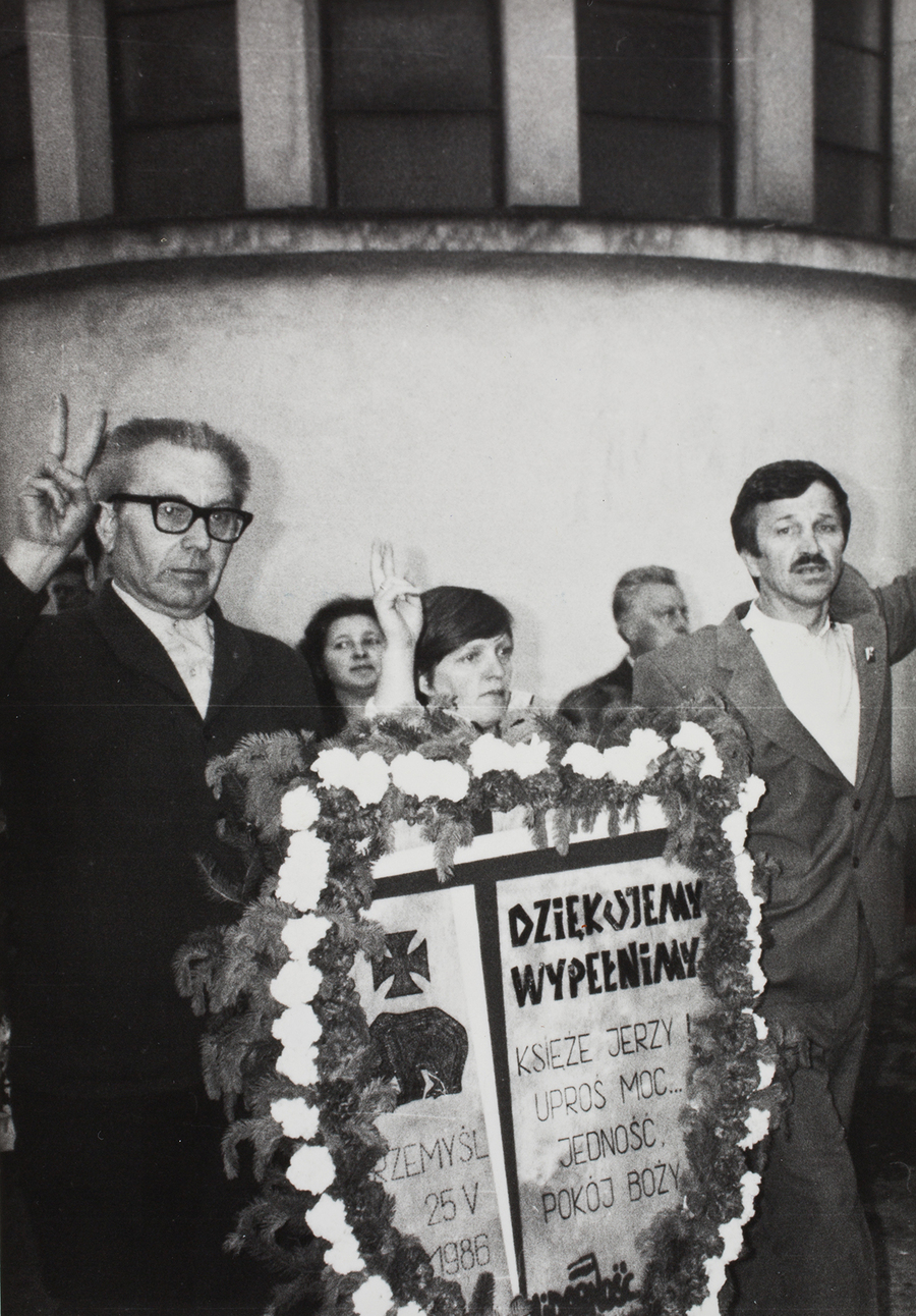 Zdjęcie 006. Członkowie i sympatycy NSZZ „S” w Przemyślu przy grobie ks. Jerzego Popiełuszki w Warszawie, 19 października 1986 r. Z wieńcem od prawej – Zygmunt Majgier, działacz podziemnych struktur NSZZ „S” w Przemyślu.