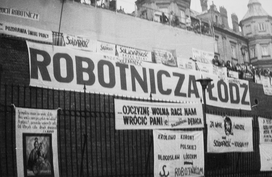 Zdjęcie 007. Zdjęcie wykonane przez nieznanego fotografa podczas pielgrzymki ludzi pracy na Jasną Górę w Częstochowie w dniach od 19 do 20 września 1987 r. Na zdjęciu: transparenty zawieszone przez członków podziemnych struktur NSZZ „S” i przez wiernych na ogrodzeniu i na murach klasztoru jasnogórskiego.