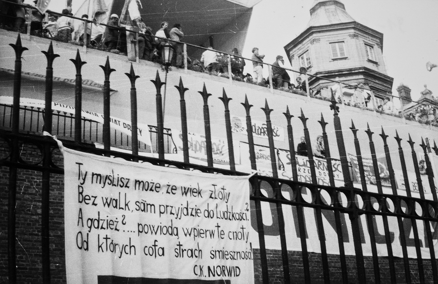 Zdjęcie 009. Zdjęcie wykonane przez nieznanego fotografa podczas pielgrzymki ludzi pracy na Jasną Górę w Częstochowie w dniach od 19 do 20 września 1987 r. Na zdjęciu: transparenty zawieszone przez członków podziemnych struktur NSZZ „S” i przez wiernych na ogrodzeniu i na murach klasztoru jasnogórskiego.