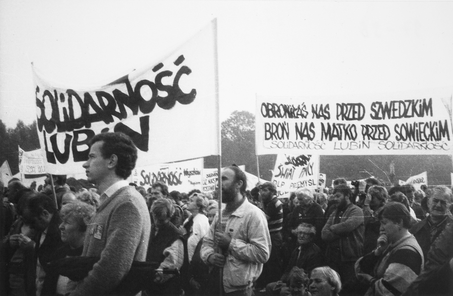 Zdjęcie 010. Zdjęcie wykonane przez nieznanego fotografa podczas pielgrzymki ludzi pracy na Jasną Górę w Częstochowie w dniach od 19 do 20 września 1987 r. Na zdjęciu: członkowie podziemnych struktur NSZZ „S” z transparentami na placu przed klasztorem jasnogórskim.