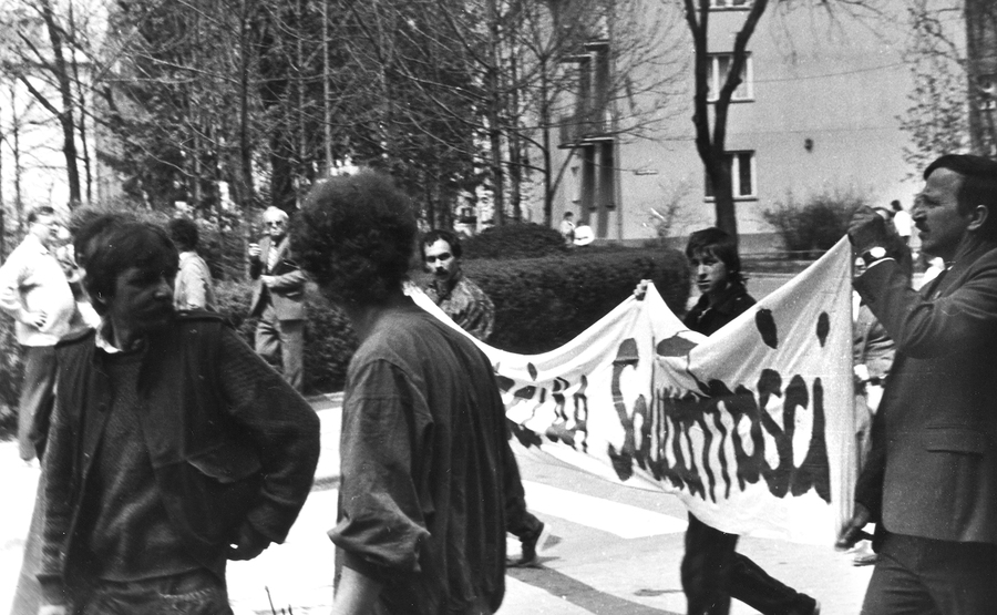 Zdjęcie 012. Pochód zorganizowany w Przemyślu przez sympatyków „Solidarności” 1 maja 1988 r. od kościoła Księży Salezjanów do kościoła św. Trójcy. Transparent z napisem: „Wolności dla Solidarności” niesie Zygmunt Majgier (pierwszy z prawej), działacz podziemnych struktur NSZZ „Solidarność” w Przemyślu w latach 80. XX w.