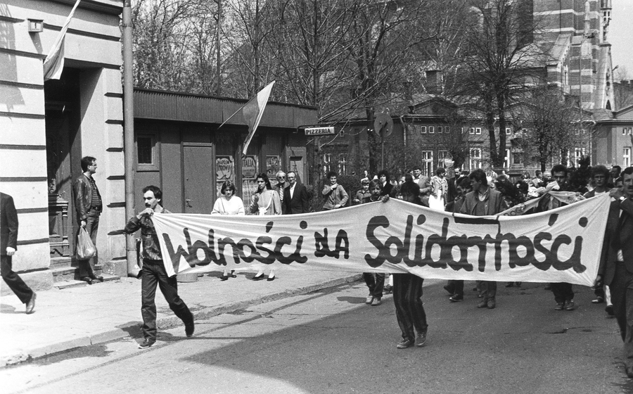 Zdjęcie 013. Pochód zorganizowany w Przemyślu przez sympatyków „Solidarności” 1 maja 1988 r. od kościoła Księży Salezjanów do kościoła św. Trójcy. Transparent z napisem: „Wolności dla Solidarności” niesie Zygmunt Majgier (pierwszy z prawej), działacz podziemnych struktur NSZZ „Solidarność” w Przemyślu w latach 80. XX w.