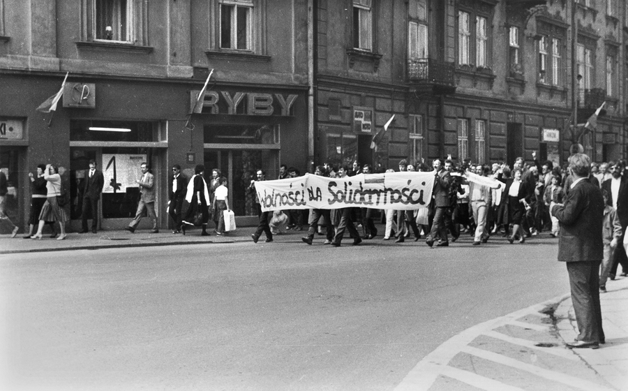 Zdjęcie 015. Pochód zorganizowany w Przemyślu przez sympatyków „Solidarności” 1 maja 1988 r. od kościoła Księży Salezjanów do kościoła św. Trójcy. Transparent z napisem: „Wolności dla Solidarności” niesie Zygmunt Majgier (pierwszy z prawej), działacz podziemnych struktur NSZZ „Solidarność” w Przemyślu w latach 80. XX w.