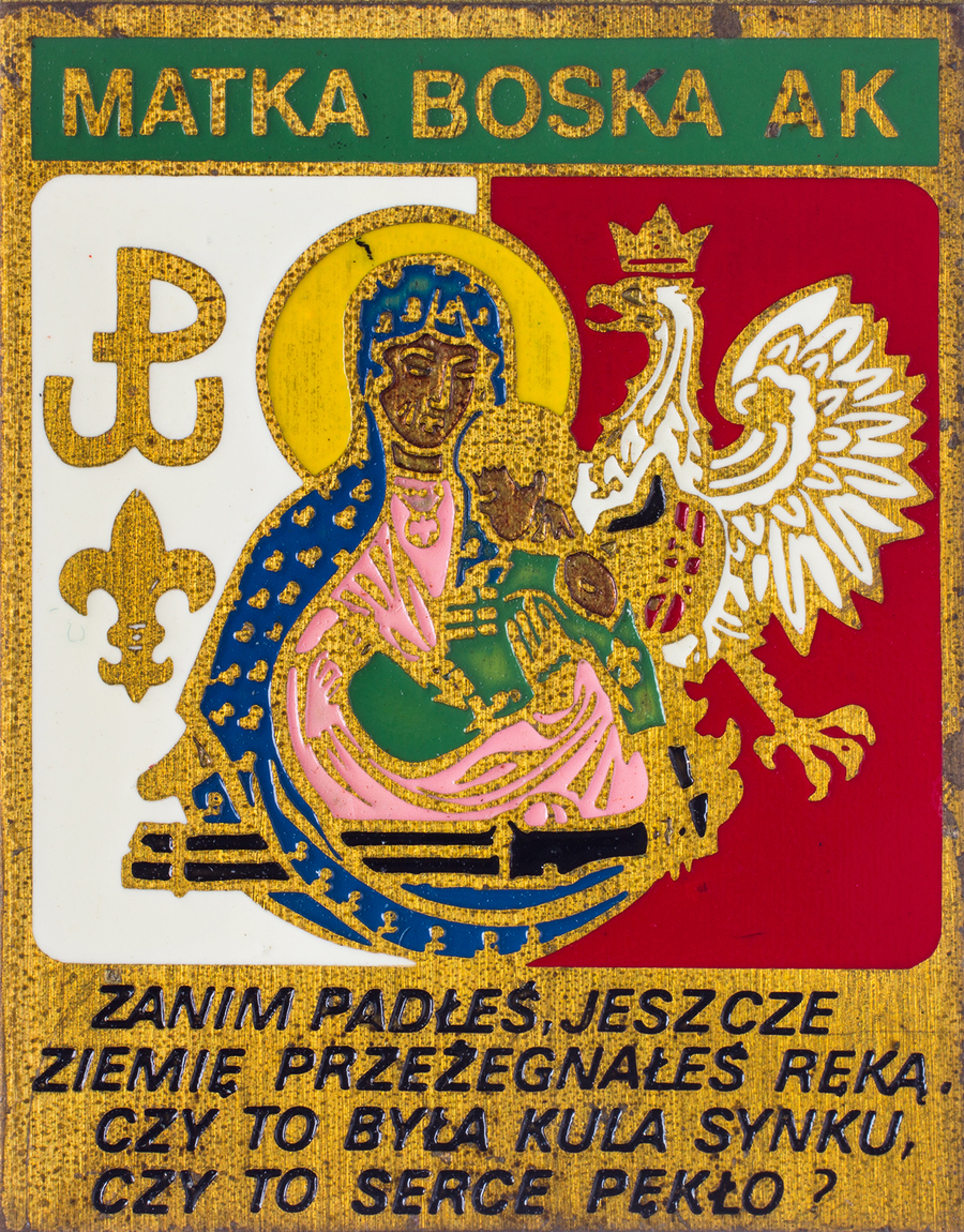 Zdjęcie 024. Przypinka o treści: MATKA BOSKA AK. ZANIM PADŁEŚ, JESZCZE ZIEMIĘ PRZEŻEGNAŁEŚ RĘKĄ. CZY TO BYŁA KULA SYNKU, CZY TO SERCE PĘKŁO?