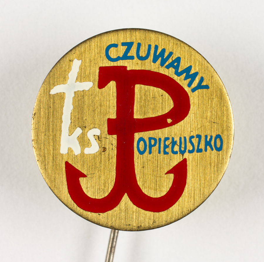 Zdjęcie 027. Przypinka o treści: Ks. POPIEŁUSZKO, CZUWAMY.