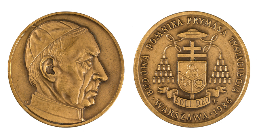 Zdjęcie 029. Medal sygnowany TT wybity z okazji wzniesienia pomnika Prymasa Tysiąclecia Stefana Kardynała Wyszyńskiego w Warszawie w 1986 roku. Awers z głową Prymasa, rewers z tarczą herbową na tle krzyża, poniżej wstęga z napisem SOLI DEO (Jedynemu Bogu), wokoło napis BUDOWA POMNIKA PRYMASA TYSIĄCLECIA WARSZAWA 1986.