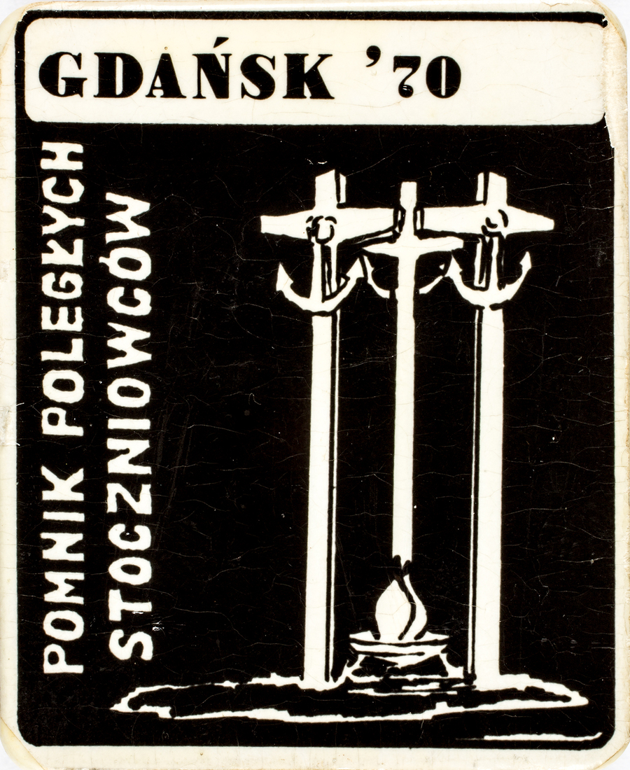 Zdjęcie 030. Przypinka o treści: GDAŃSK ’70 POMNIK POLEGŁYCH STOCZNIOWCÓW.