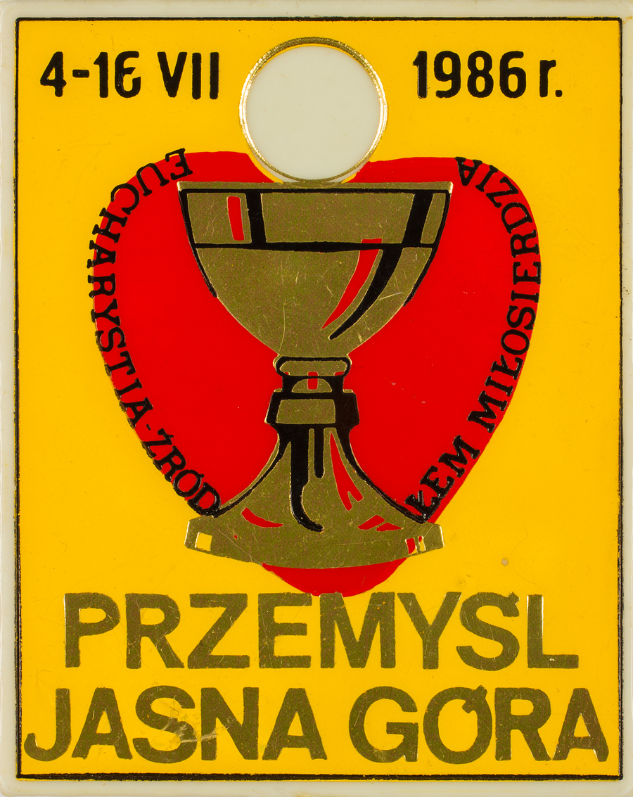 Zdjęcie 032. Przypinka o treści: 4–16 VII 1986 r. PRZEMYŚL JASNA GÓRA. EUCHARYSTIA ŻRÓDŁEM MIŁOSIERDZIA.