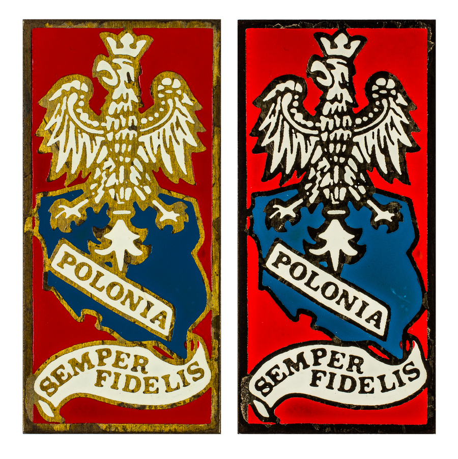 Zdjęcie 041. Przypinka o treści: POLONIA SEMPER FIDELIS. Dwa różne obrazy tego samego obiektu oświetlonego w inny sposób.