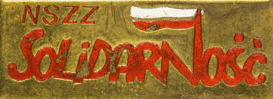 Zdjęcie 044. Przypinka o treści: NSZZ SOLIDARNOŚĆ.