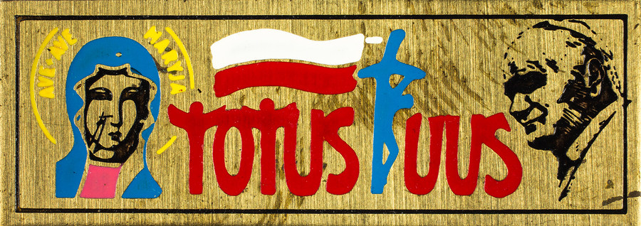 Zdjęcie 045. Przypinka o treści: TOTUS TUUS (Cały Twój).