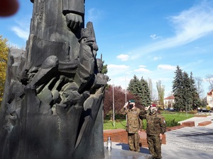 Delegacja rzeszowskiego Związku Strzeleckiego pod pomnikiem pierwszego prezesa Związku Strzeleckiego - Władysława Sikorskiego w Rzeszowie.