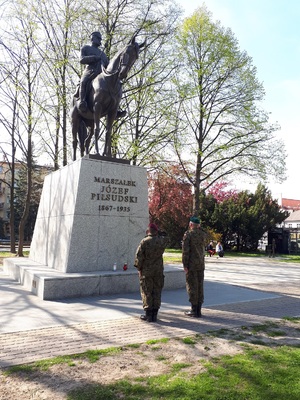 Zapalenie zniczy przed pomnikiem Józefa Piłsudskiego w Rzeszowie - Komendanta Związków Strzeleckich przed I wojną światową.