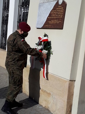 Złożenie wiązanki bialo-czerwonych kwiatów pod tablica upamiętniająca powstanie Związku Strzeleckiego w Rzeszowie.