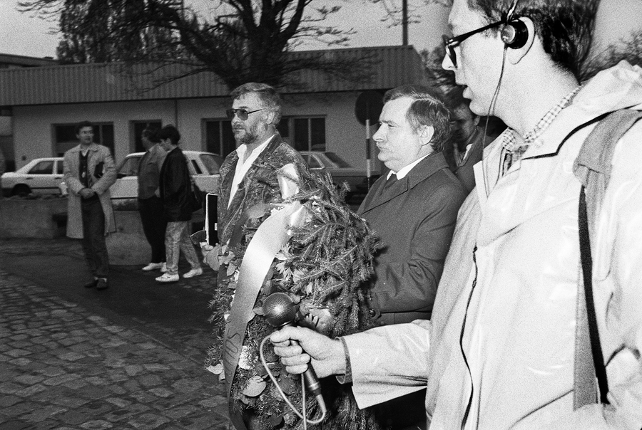 Zdjęcie 001. Lech Wałęsa, jego współpracownicy i kandydaci do sejmu i senatu z ramienia Komitetu Obywatelskiego „Solidarność” idą pod Pomnik Poległych Stoczniowców 1970 w Gdańsku, 29 kwietnia 1989 r. Na zdjęciu widoczny jest Lech Wałęsa, przewodniczący Krajowej Komisji Wykonawczej NSZZ „S”, a na lewo od niego Krzysztof Pusz, dyrektor Biura Krajowego NSZZ „S”. Fot. Igor Witowicz.