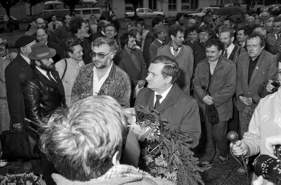 Zdjęcie 003. Lech Wałęsa, jego współpracownicy i kandydaci do sejmu i senatu z ramienia KO „Solidarność” idą pod Pomnik Poległych Stoczniowców 1970 w Gdańsku, 29 kwietnia 1989 r. Na pierwszym planie widoczny jest Lech Wałęsa i Krzysztof Pusz. Na lewo od nich, w kapeluszu – Lucjan Wyciślak (sekretarz Rzeszowskiego KO „S”). Na drugim planie widoczny jest Bogdan Lis, Lech Kaczyński i Adam Michnik. Za nimi: Andrzej Celiński, Bronisław Geremek, Henryk Wujec, Jarosław Kaczyński, Zbigniew Romaszewski i