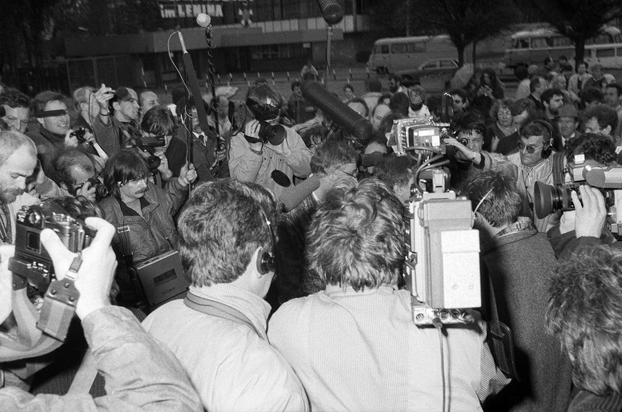 Zdjęcie 005. Dziennikarze filmują i fotografują Lecha Wałęsę po złożeniu wieńca przy Pomniku Poległych Stoczniowców 1970 w Gdańsku, 29 kwietnia 1989 r. Fot. Igor Witowicz.