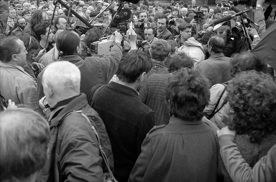 Zdjęcie 006. Dziennikarze filmują i fotografują Lecha Wałęsę po złożeniu wieńca przy Pomniku Poległych Stoczniowców 1970 w Gdańsku, 29 kwietnia 1989 r. Fot. Igor Witowicz.