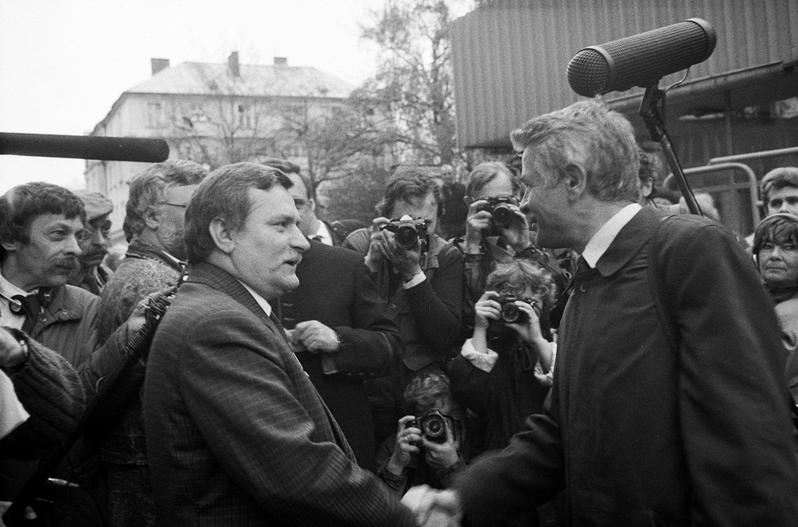 Zdjęcie 011. Pierwsza sesja zdjęciowa (nieudana) Lecha Wałęsy z kandydatami do sejmu i senatu za bramą Stoczni Gdańskiej im. Lenina, 29 kwietnia 1989 r. L. Wałęsa wita się z Walerianem Pańko, kandydatem do sejmu z ramienia KO „S”. Fot. Igor Witowicz.