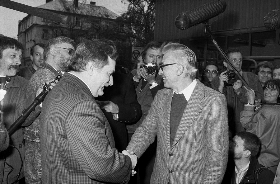 Zdjęcie 012. Pierwsza sesja zdjęciowa (nieudana) Lecha Wałęsy z kandydatami do sejmu i senatu za bramą Stoczni Gdańskiej im. Lenina, 29 kwietnia 1989 r. Lech Wałęsa wita się z Bolesławem Fleszarem, kandydatem do senatu z ramienia Rzeszowskiego Komitetu Obywatelskiego „S”. Fot. Igor Witowicz.