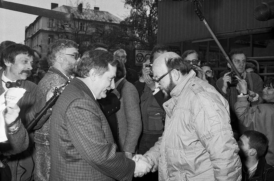Zdjęcie 013. Pierwsza sesja zdjęciowa (nieudana) Lecha Wałęsy z kandydatami do sejmu i senatu za bramą Stoczni Gdańskiej im. Lenina, 29 kwietnia 1989 r. Lech Wałęsa wita się z Adamem Matuszczakiem, kandydatem do sejmu z ramienia Rzeszowskiego Komitetu Obywatelskiego „S”. Fot. Igor Witowicz.