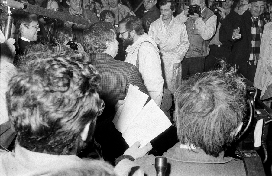 Zdjęcie 014. Pierwsza sesja zdjęciowa (nieudana) Lecha Wałęsy z kandydatami do sejmu i senatu za bramą Stoczni Gdańskiej im. Lenina, 29 kwietnia 1989 r. Na prawo od L. Wałęsy Ryszard Bugaj, kandydat do sejmu z ramienia KO „S”. Po lewej: ks. Henryk Jankowski. Z prawej: Andrzej Wajda, kandydat do senatu z ramienia KO „S” w Suwałkach. Fot. Igor Witowicz.