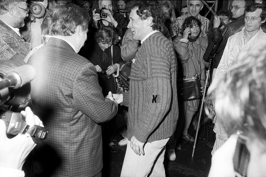 Zdjęcie 015. Pierwsza sesja zdjęciowa (nieudana) Lecha Wałęsy z kandydatami do sejmu i senatu za bramą Stoczni Gdańskiej im. Lenina, 29 kwietnia 1989 r. Lech Wałęsa wita się z Henrykiem Wujcem, kandydatem do sejmu z ramienia Komitetu Obywatelskiego „S”. Fot. Igor Witowicz.