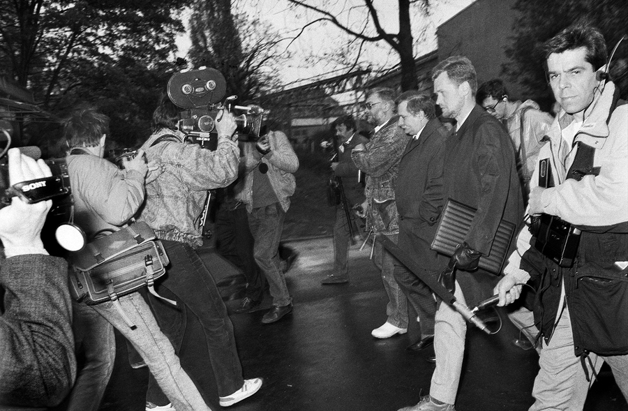 Zdjęcie 016. Lech Wałęsa, jego współpracownicy i kandydaci do sejmu i senatu z ramienia Komitetu Obywatelskiego „Solidarność” idą w kierunku Sali BHP Stoczni Gdańskiej im. Lenina, 29 kwietnia 1989 r. Po lewej od L. Wałęsy – Krzysztof Pusz, po prawej – Piotr Nowina-Konopka. Fot. Igor Witowicz.