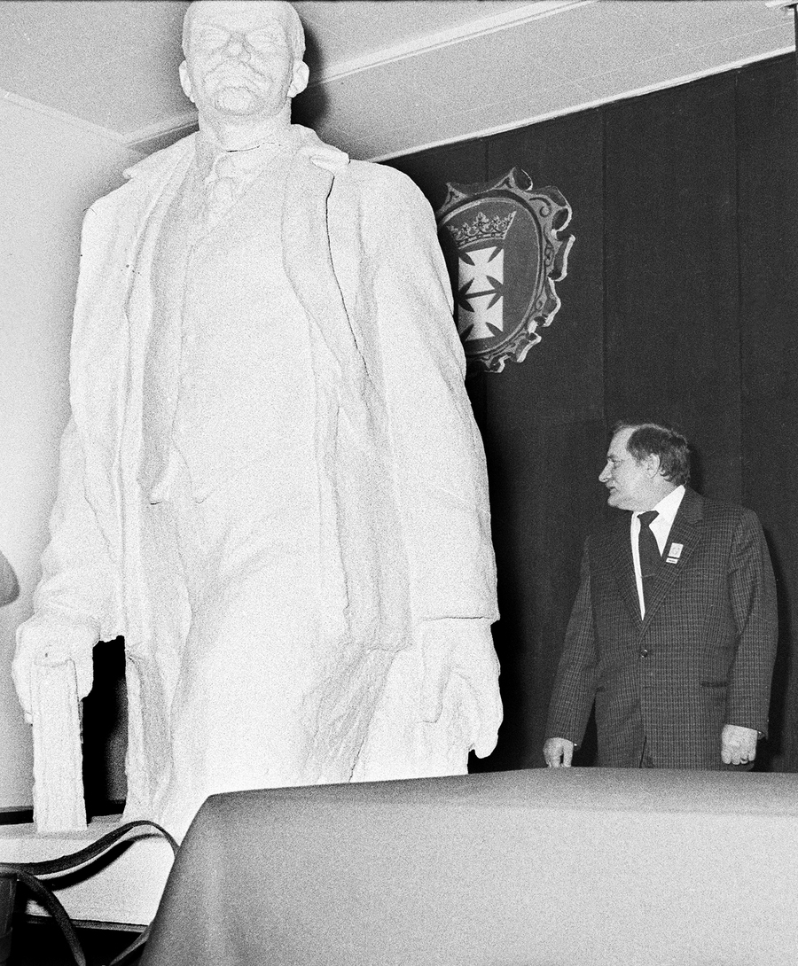 Zdjęcie 017. Lech Wałęsa przy postumencie Lenina w Sali BHP Stoczni Gdańskiej im. Lenina w dniu spotkania z kandydatami do sejmu i senatu 29 kwietnia 1989 r. Fot. Igor Witowicz.