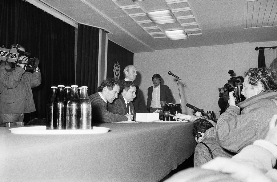 Zdjęcie 018. Lech Wałęsa i Henryk Wujec przy stole prezydialnym w Sali BHP Stoczni Gdańskiej im. Lenina w dniu spotkania z kandydatami do sejmu i senatu 29 kwietnia 1989 r. Na drugim planie Andrzej Celiński. Fot. Igor Witowicz.