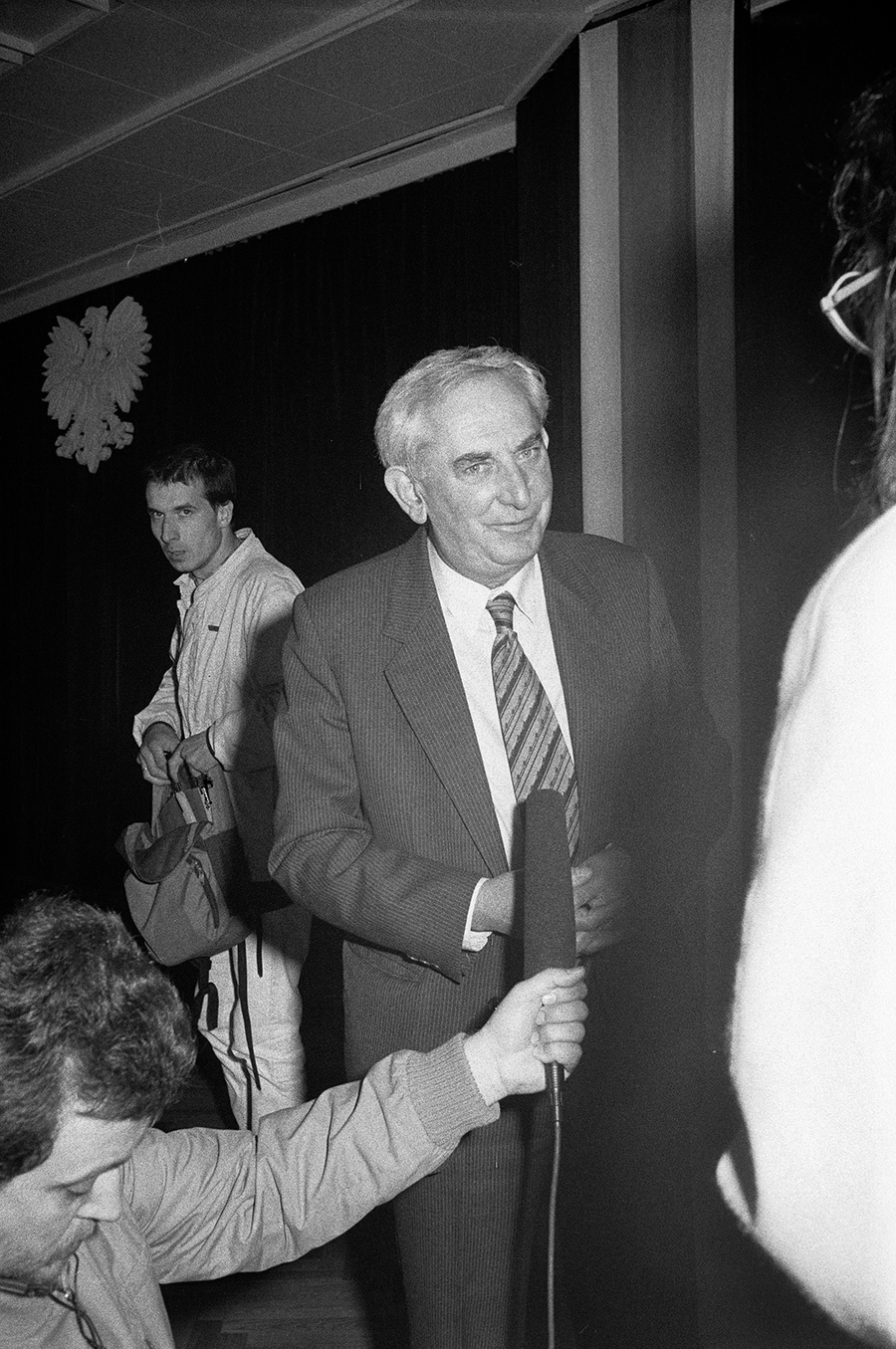 Zdjęcie 021. Gustaw Holoubek, kandydat do senatu z ramienia KO „S” w Krośnie, udziela wywiadu podczas spotkania Lecha Wałęsy z kandydatami do sejmu i senatu w Sali BHP Stoczni Gdańskiej im. Lenina 29 kwietnia 1989 r. Fot. Igor Witowicz.