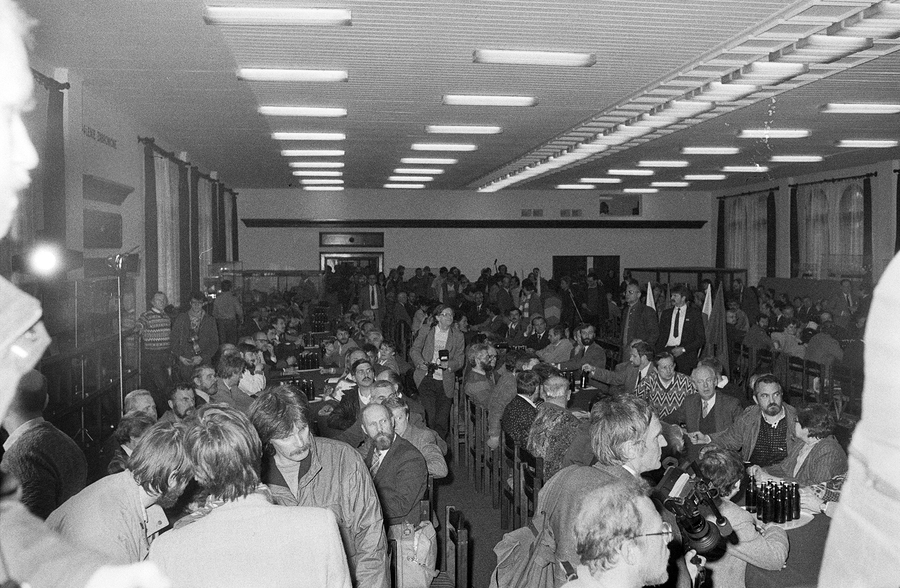 Zdjęcie 022. Kandydaci do sejmu i senatu w Sali BHP Stoczni Gdańskiej im. Lenina 29 kwietnia 1989 r. Fot. Igor Witowicz.