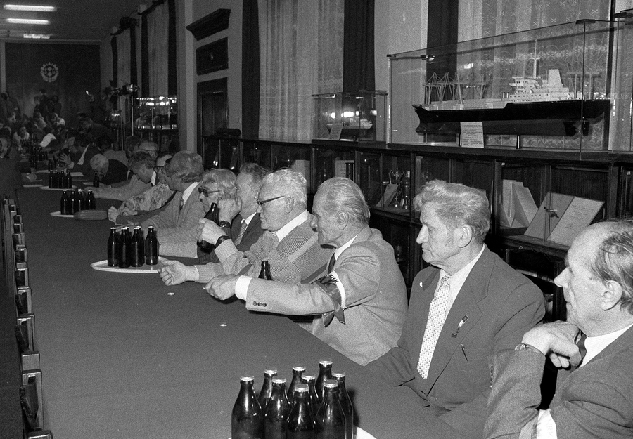 Zdjęcie 024. Kombatanci na spotkaniu kandydatów do sejmu i senatu z Lechem Wałęsą w Sali BHP Stoczni Gdańskiej im. Lenina 29 kwietnia 1989 r. Fot. Igor Witowicz.