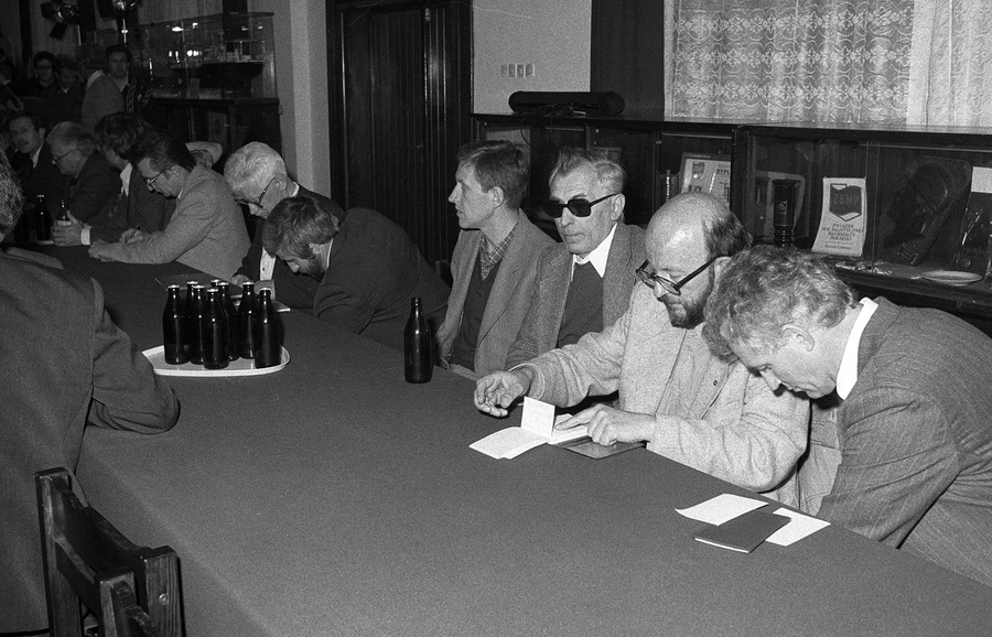 Zdjęcie 025. Kandydaci do sejmu i senatu w Sali BHP Stoczni Gdańskiej im. Lenina 29 kwietnia 1989 r. Od prawej: Stanisław Padykuła, Adam Matuszczak, Bolesław Fleszar – kandydaci Rzeszowskiego Komitetu Obywatelskiego „S”, Jan Musiał – kandydat KO „S” w Przemyślu. Fot. Igor Witowicz.