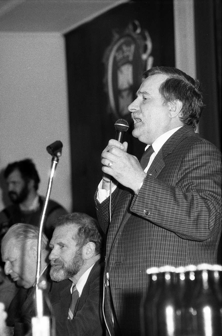 Zdjęcie 026. Lech Wałęsa przemawia przy stole prezydialnym w Sali BHP Stoczni Gdańskiej im. Lenina w dniu spotkania z kandydatami do sejmu i senatu 29 kwietnia 1989 r. Od lewej: Andrzej Stelmachowski i Bronisław Geremek. Fot. Igor Witowicz.