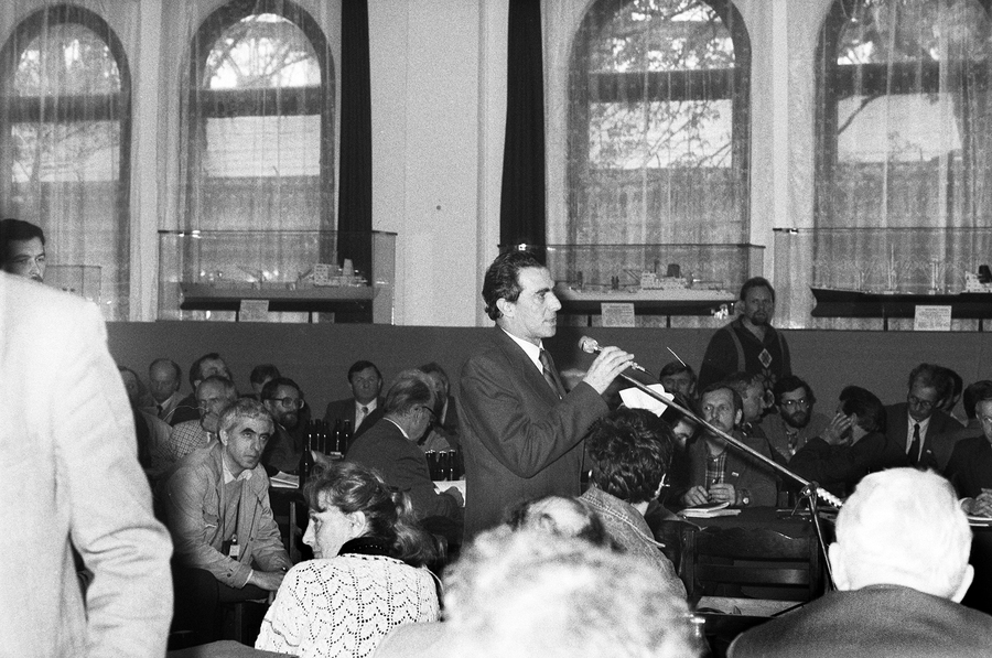 Zdjęcie 028. Kandydaci do sejmu i senatu w Sali BHP Stoczni Gdańskiej im. Lenina 29 kwietnia 1989 r. Przemawia Karol Modzelewski, kandydat do senatu z ramienia KO „S”. Fot. Igor Witowicz.