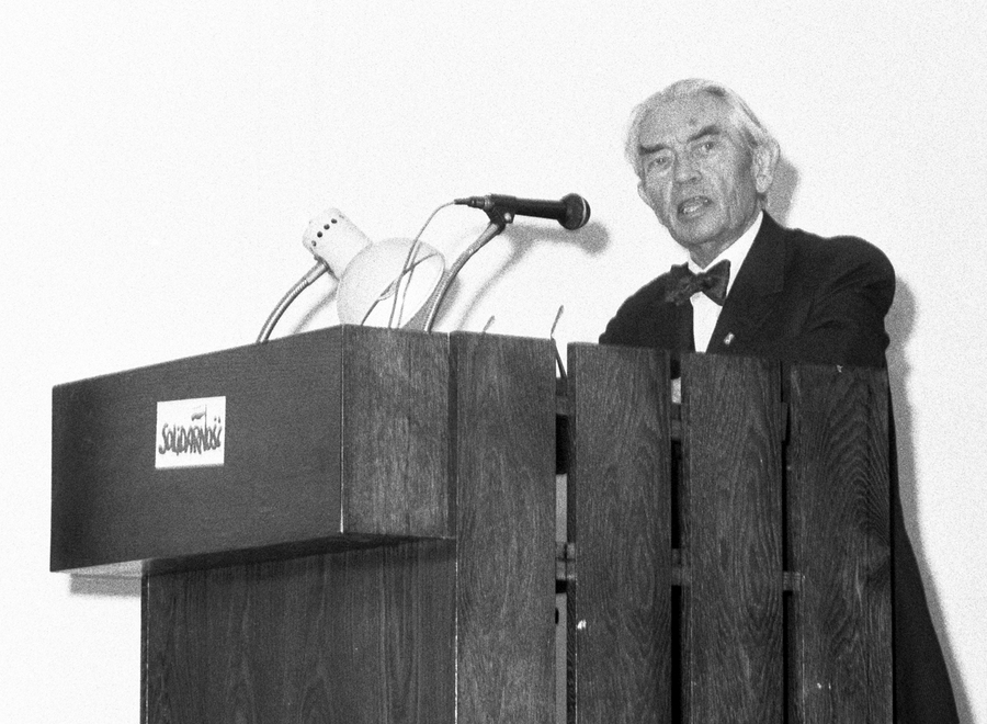 Zdjęcie 029. Kandydaci do sejmu i senatu w Sali BHP Stoczni Gdańskiej im. Lenina 29 kwietnia 1989 r. Przemawia Edmund Osmańczyk, kandydat do senatu z ramienia KO „S”. Fot. Igor Witowicz.